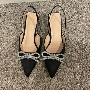 Low heel shoes with bow.